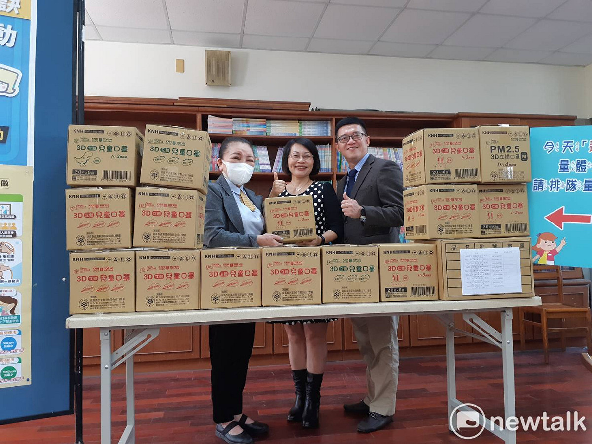 嘉義市大同國小校友會理事長黃秀子（左）捐贈3D口罩給母校師生，由校長盧淑娟及家長會長蕭貿元代表接受。 圖：蔡坤龍/攝