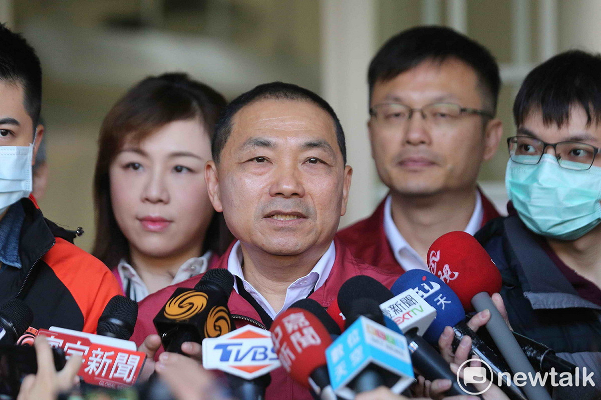 侯友宜上午抽查海山國小防疫工作，對市府同仁出國再做說明。 圖：王峻昌／攝（資料照）