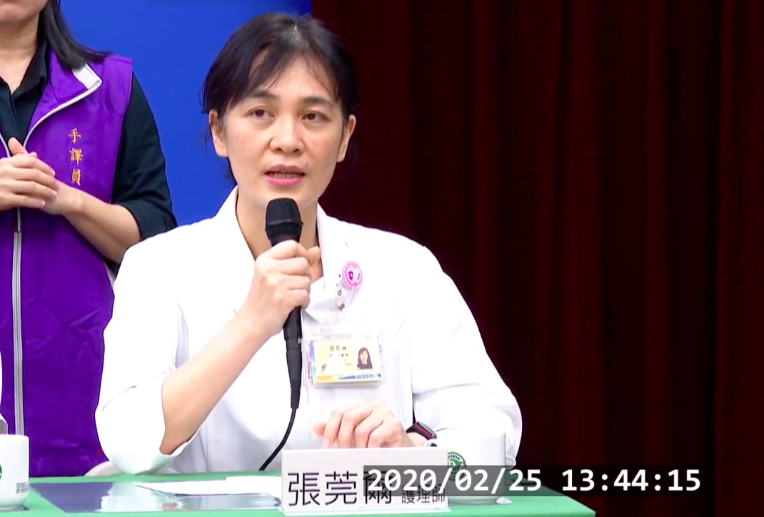 全程陪同的護理師張莞爾 圖：擷取自疾管署直播畫面