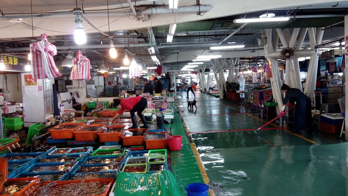 富基魚市整體環境乾淨明亮，新北市府歡迎遊客前往消費觀光。  圖：新北市農業局漁管處提供