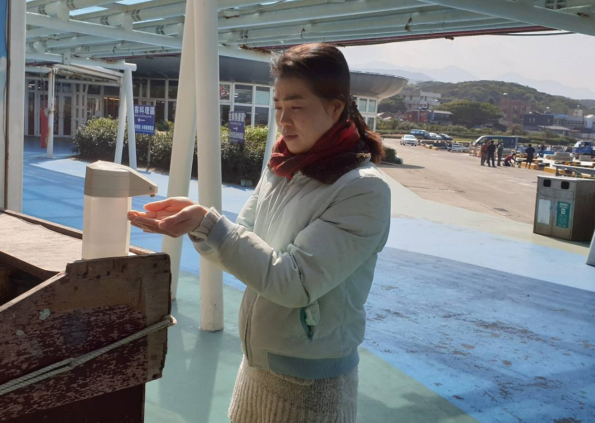因應近期的疫情防護措施，富基魚市也提供酒精供遊客隨時消毒。  圖：新北市農業局漁管處提供