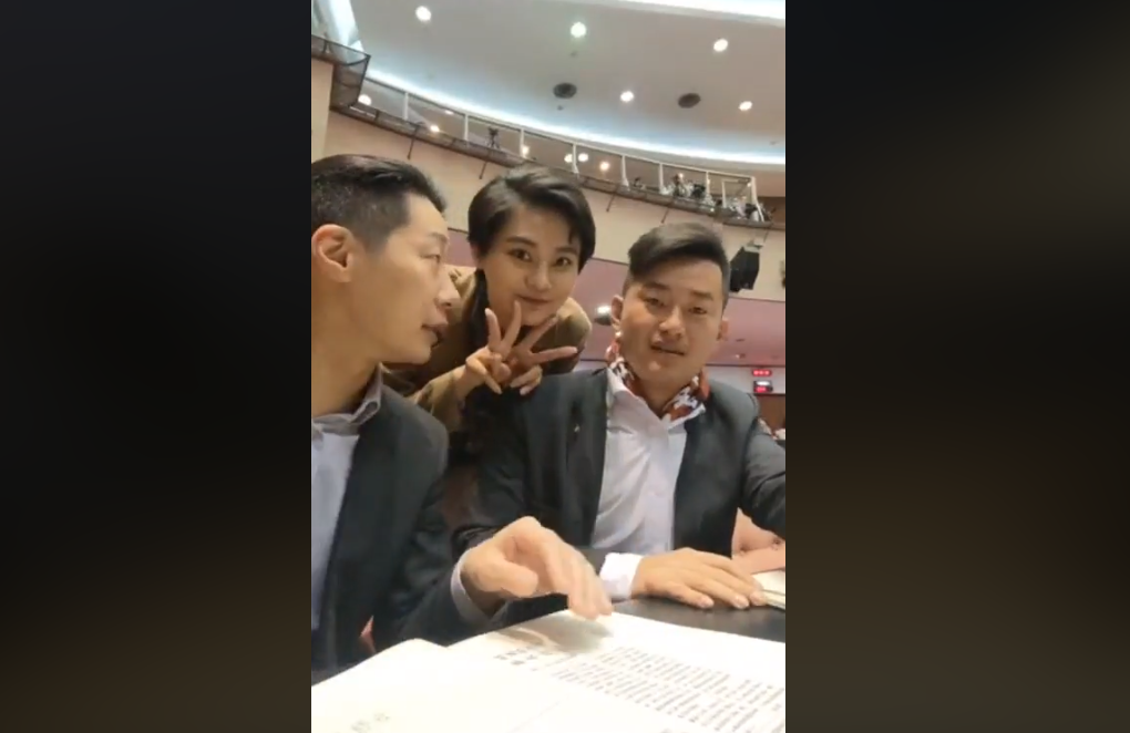 台灣基進立委陳柏惟稍早在議場開直播，直接與立院同僚們「開聊」。 圖：翻攝自陳柏惟直播影片