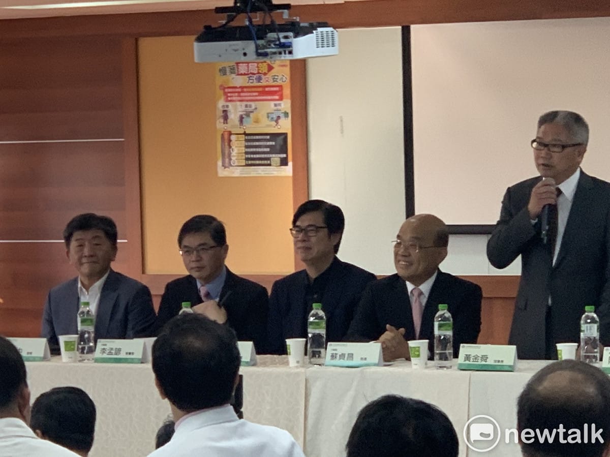 行政院長蘇貞昌今（25）下午前往台北市藥師公會向協助口罩實名制販售的藥師、藥劑生們鞠躬敬禮表達感謝。 圖：謝莉慧/攝