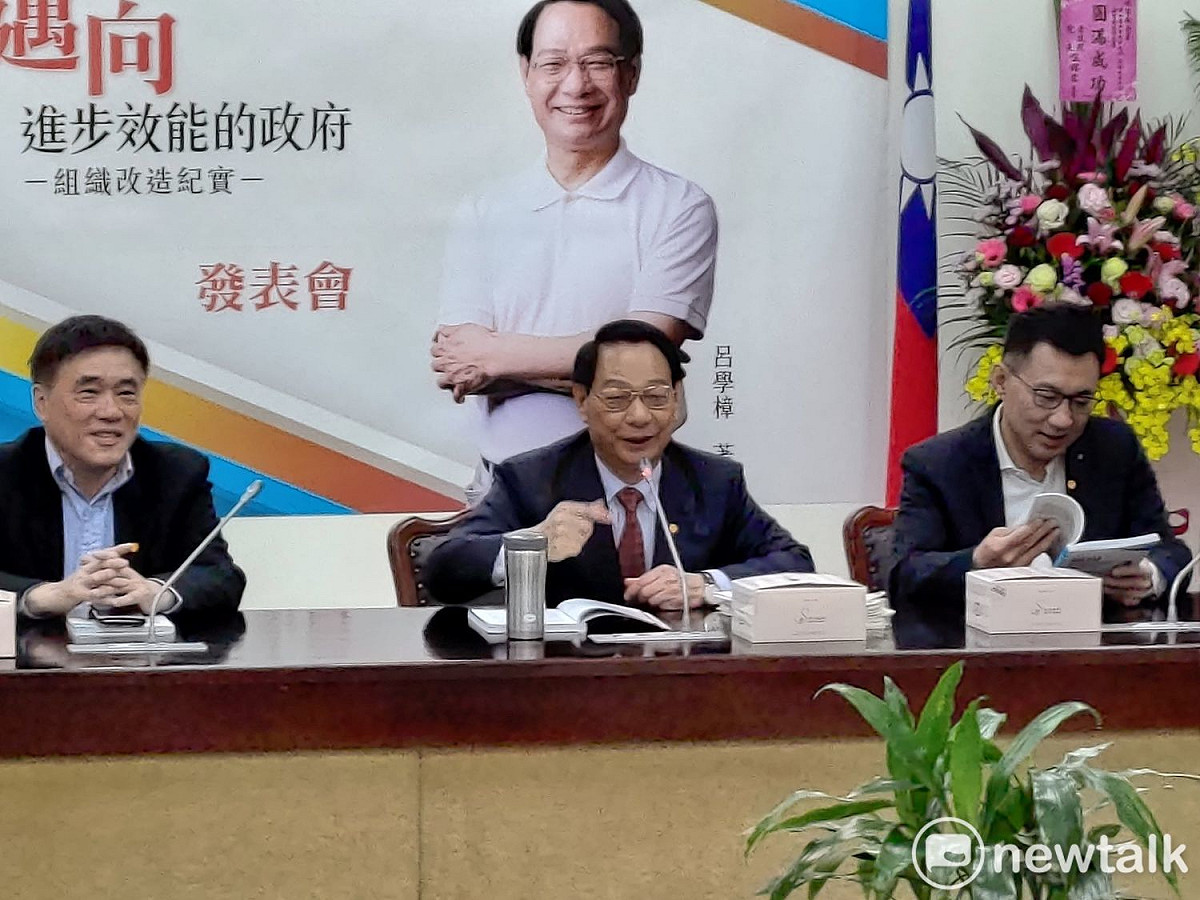 國民黨主席參選人郝龍斌與江啟臣碰頭。 圖：黃建豪/攝