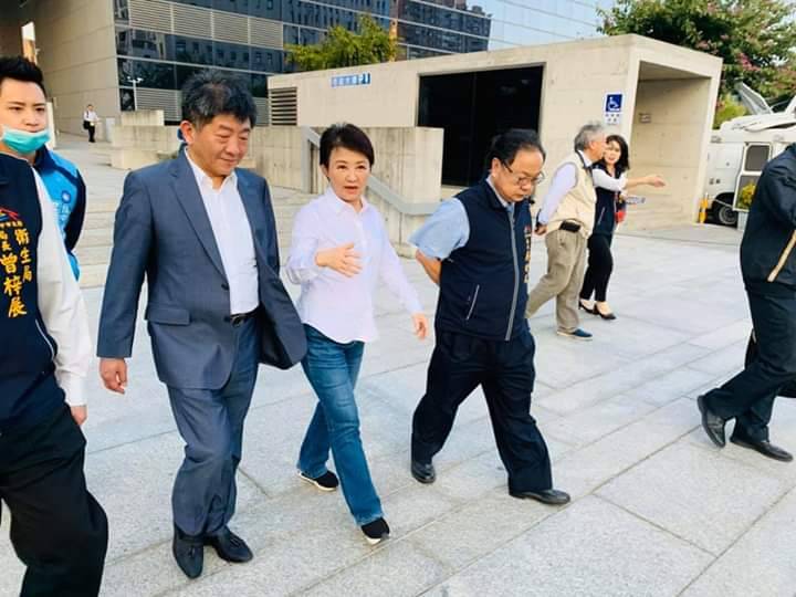 陳時中今天下午來到台中，與市長盧秀燕一同出席「台中市居家隔離及檢疫關護中心」記者會。 圖：台中市政府/提供