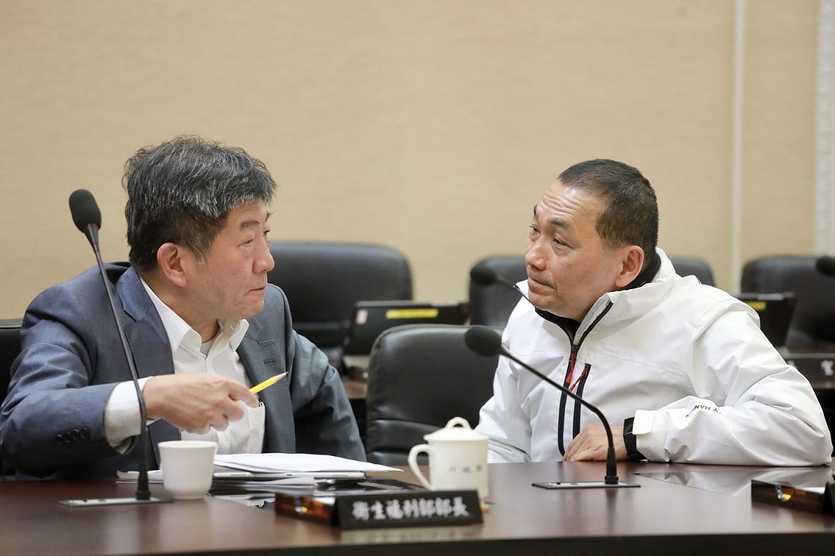 侯友宜今早出席行政院會，並與衛福部長陳時中交換防疫意見。  圖：新北市政府提供