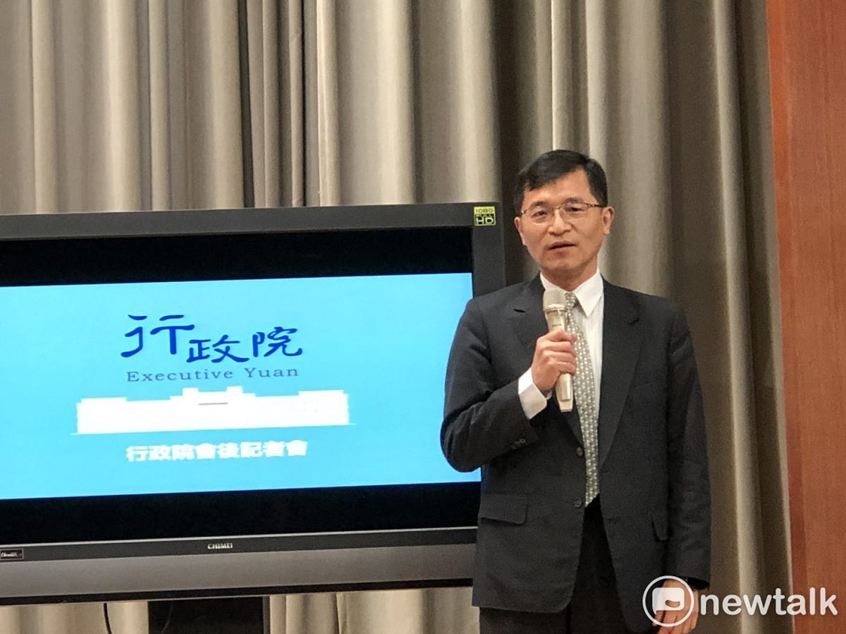 經濟部中小企業處處長何晉滄說明口罩生產線將再增加30條。 圖：謝莉慧/攝