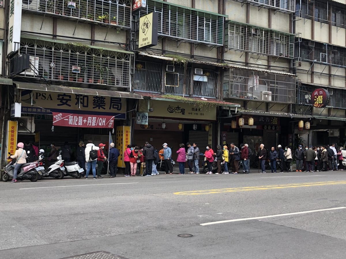 民眾大排長龍買「實名制」口罩。 圖：謝莉慧/攝