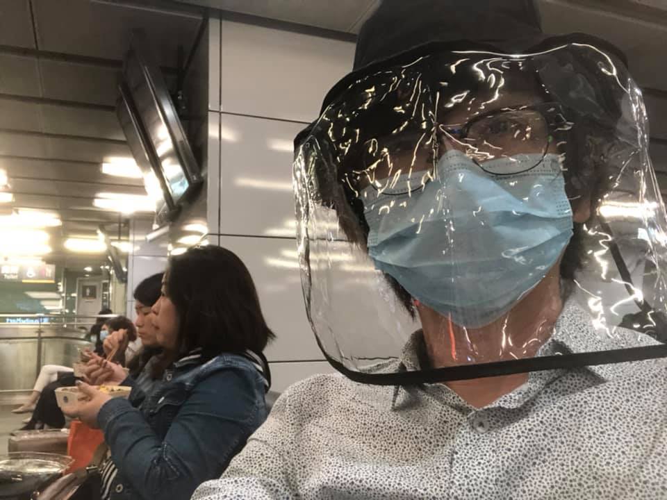林隆璇「高規格防疫面罩」搭高鐵。 圖：取自林隆璇臉書