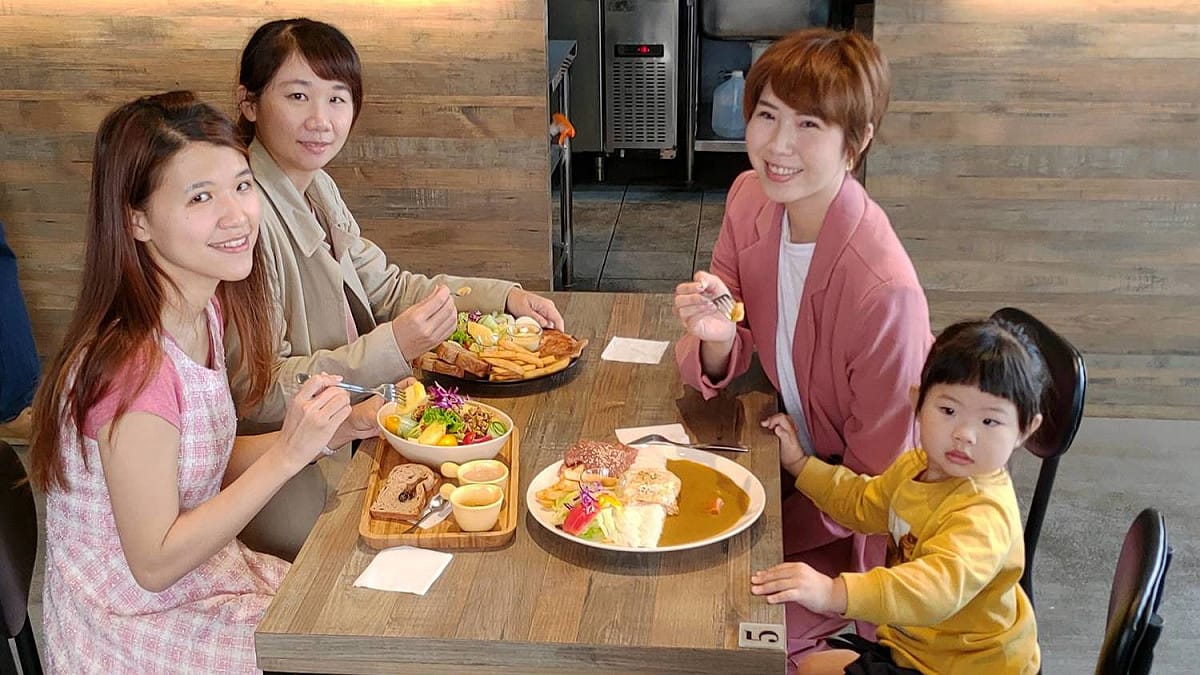 漫時光是有設計女性專屬菜單的親子早午餐廳，深受部落客Moni(左下)、咕溜魚(左上)、汀尼扣與女兒mimi喜愛(右側) 圖/黃耀寬提供
