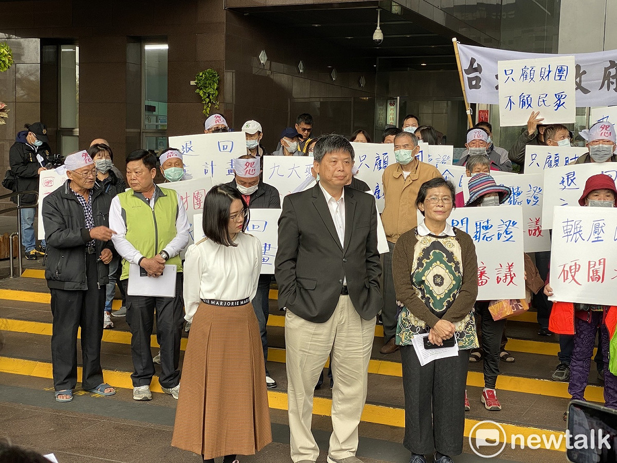 時力立委陳椒華（右起）、政大教授徐世榮、時力議員黃郁芬。 圖：周煊惠 ／攝