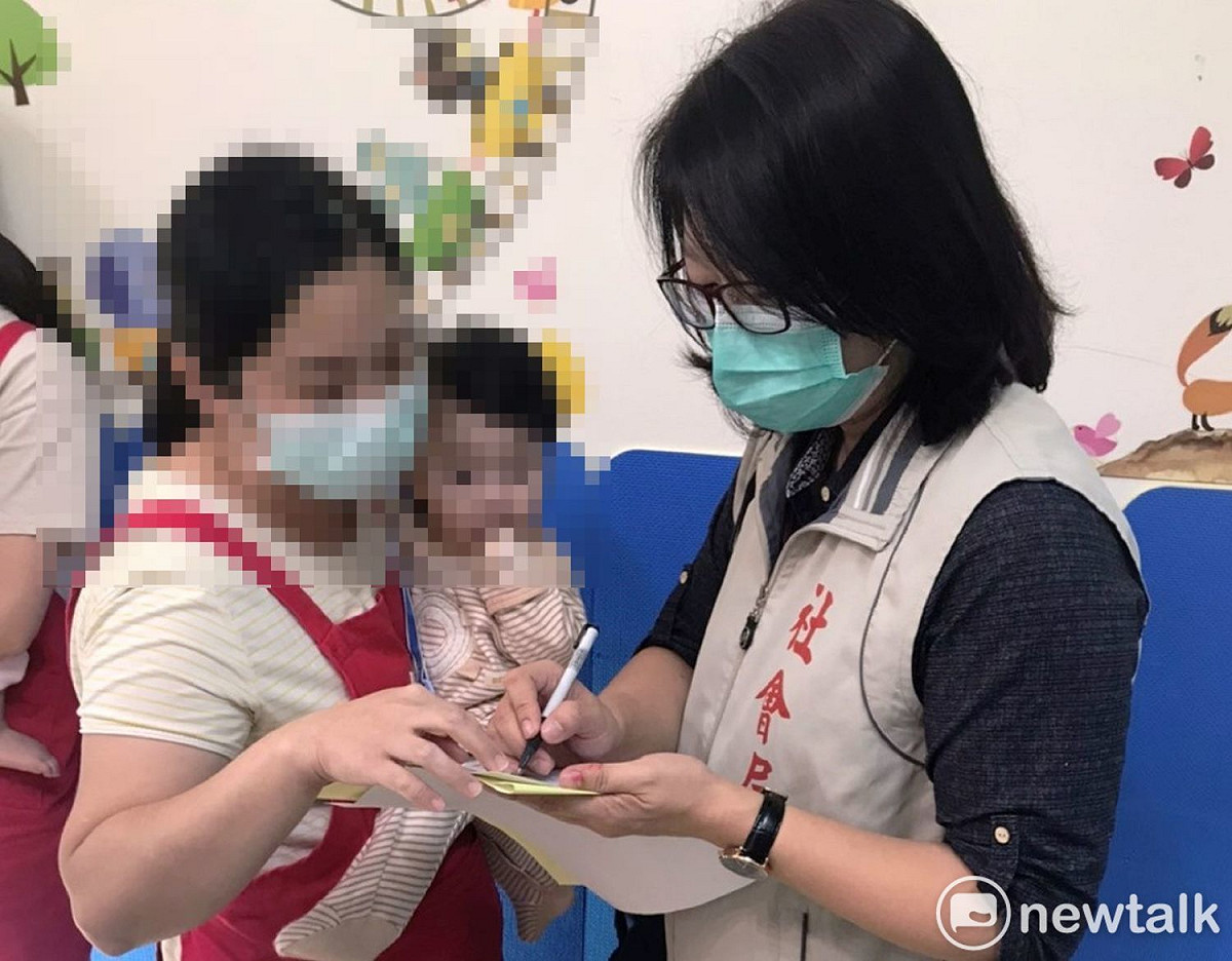 臺南市政府社會局查出愛樂分托嬰中心收托幼兒14名，但現場僅有1名合格保育人員，更意圖冒用離職人員的身分規避稽查，判定其情節重大，立即依兒童及少年福利與權益保障法規定，勒令停辦半年，並公布其名稱。 圖：台南市政府提供