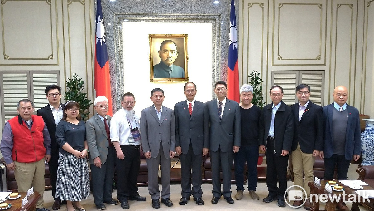 游錫堃接見鄭文龍一行人。 圖：陳佩君／攝
