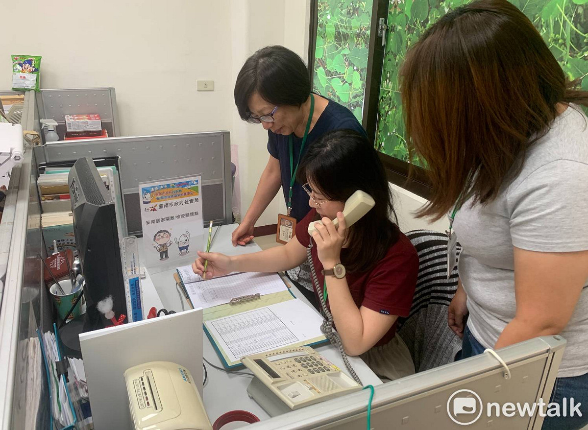 台南市政府在新營、北門、善化、玉井、安南、永康、新豐、安平、東區、麻豆、北區、南區社會福利服務中心成立居家隔離及檢疫關懷點，全面動員社工進行電話關懷服務。 圖：黃博郎／攝