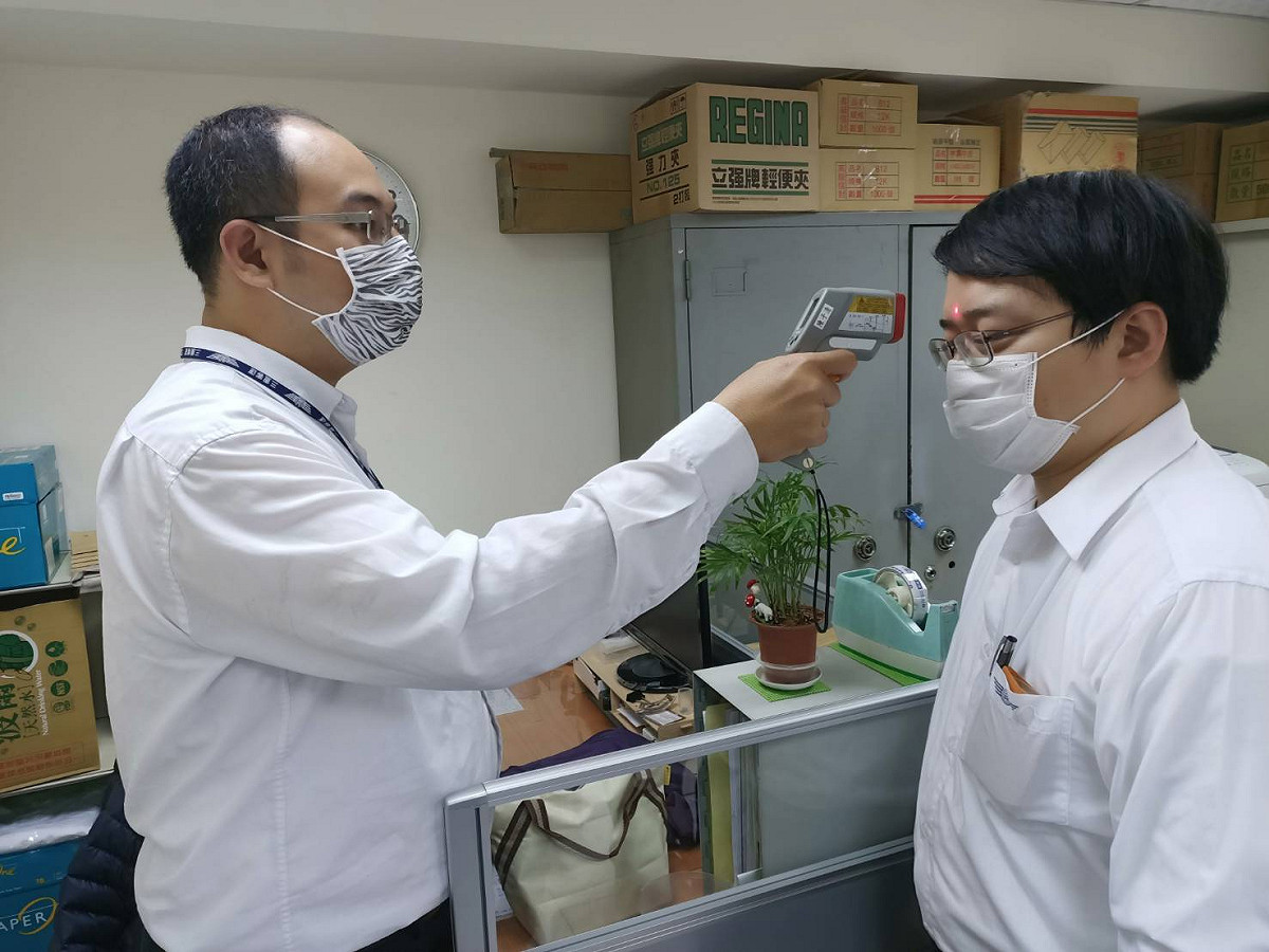 三重客運駕駛員出門前都量測體溫。  圖：三重客運提供