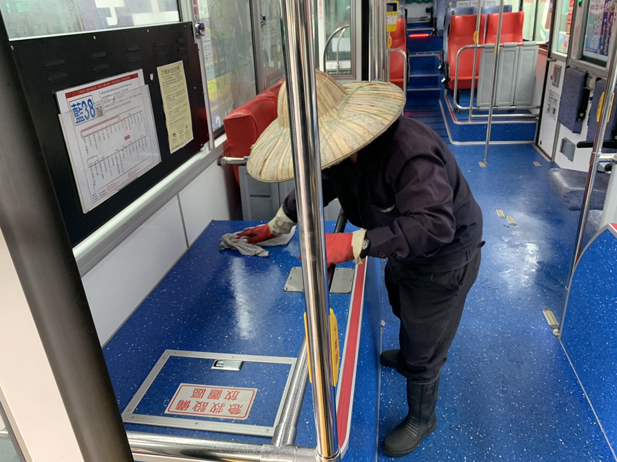 三重客運各路線車輛出車前都須加強清潔欄杆及週邊區域。  圖：三重客運提供