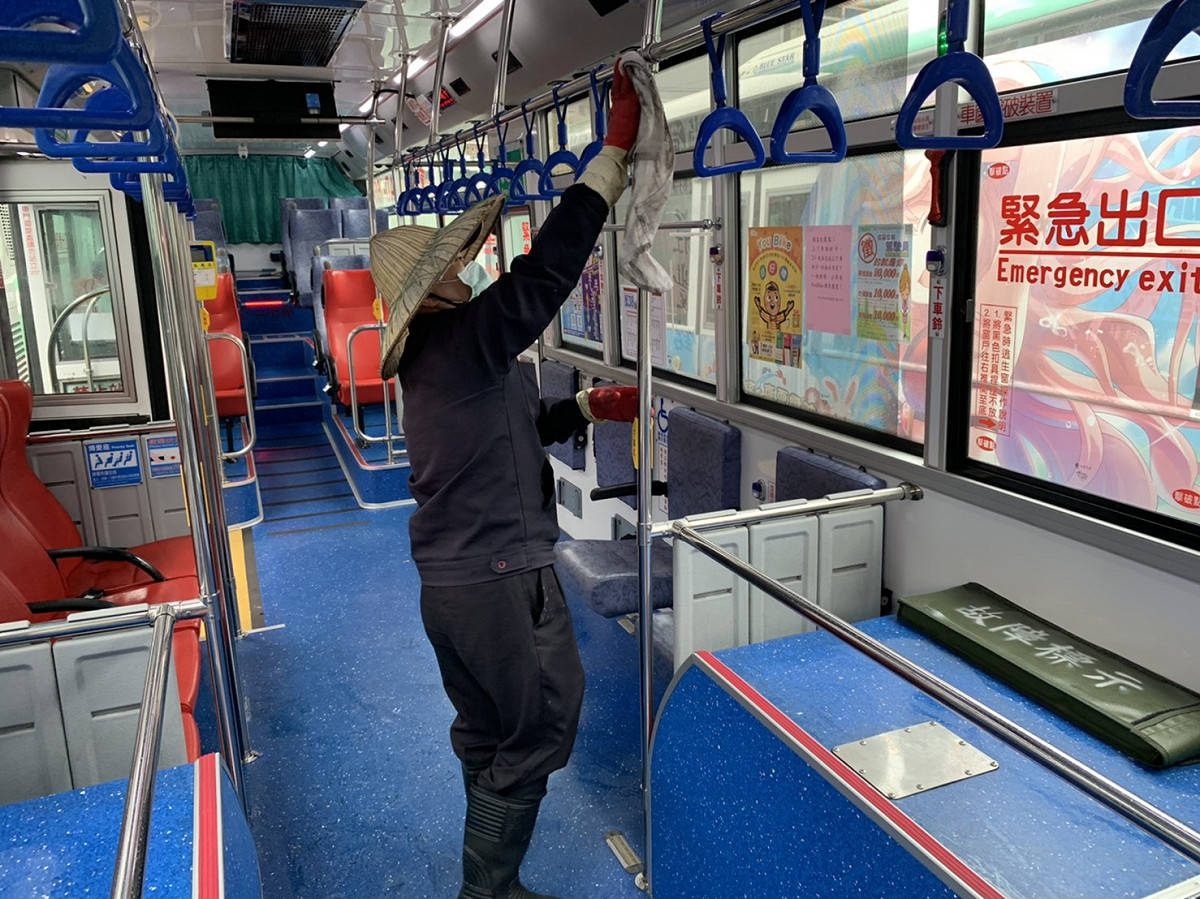 三重客運各路線車輛出車前都須加強清潔扶手。 圖：三重客運提供
