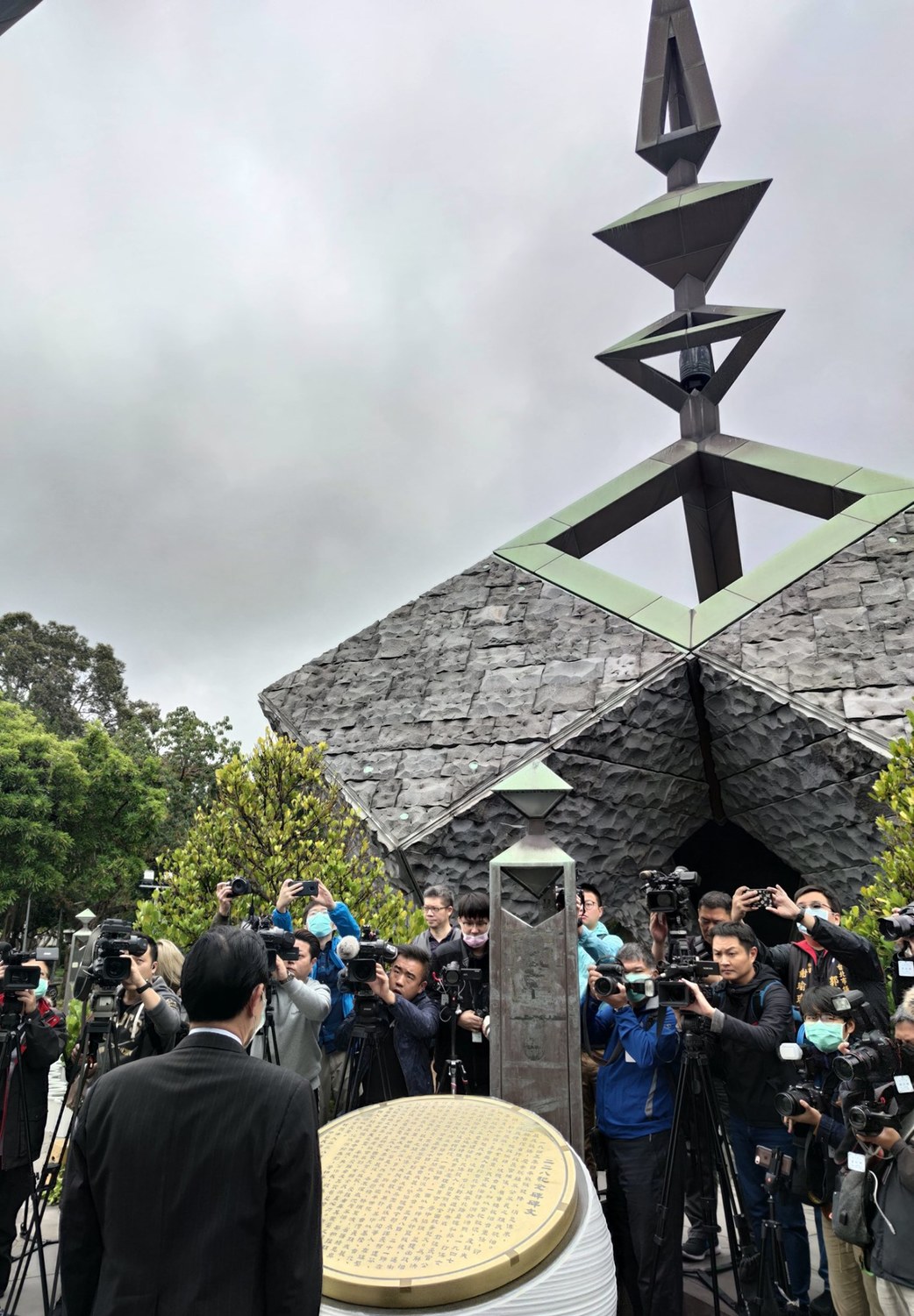 馬英九今日向所有二二八事件及白色恐怖的受難者與家屬，表達歉意與慰問。 圖：翻攝自馬英九臉書