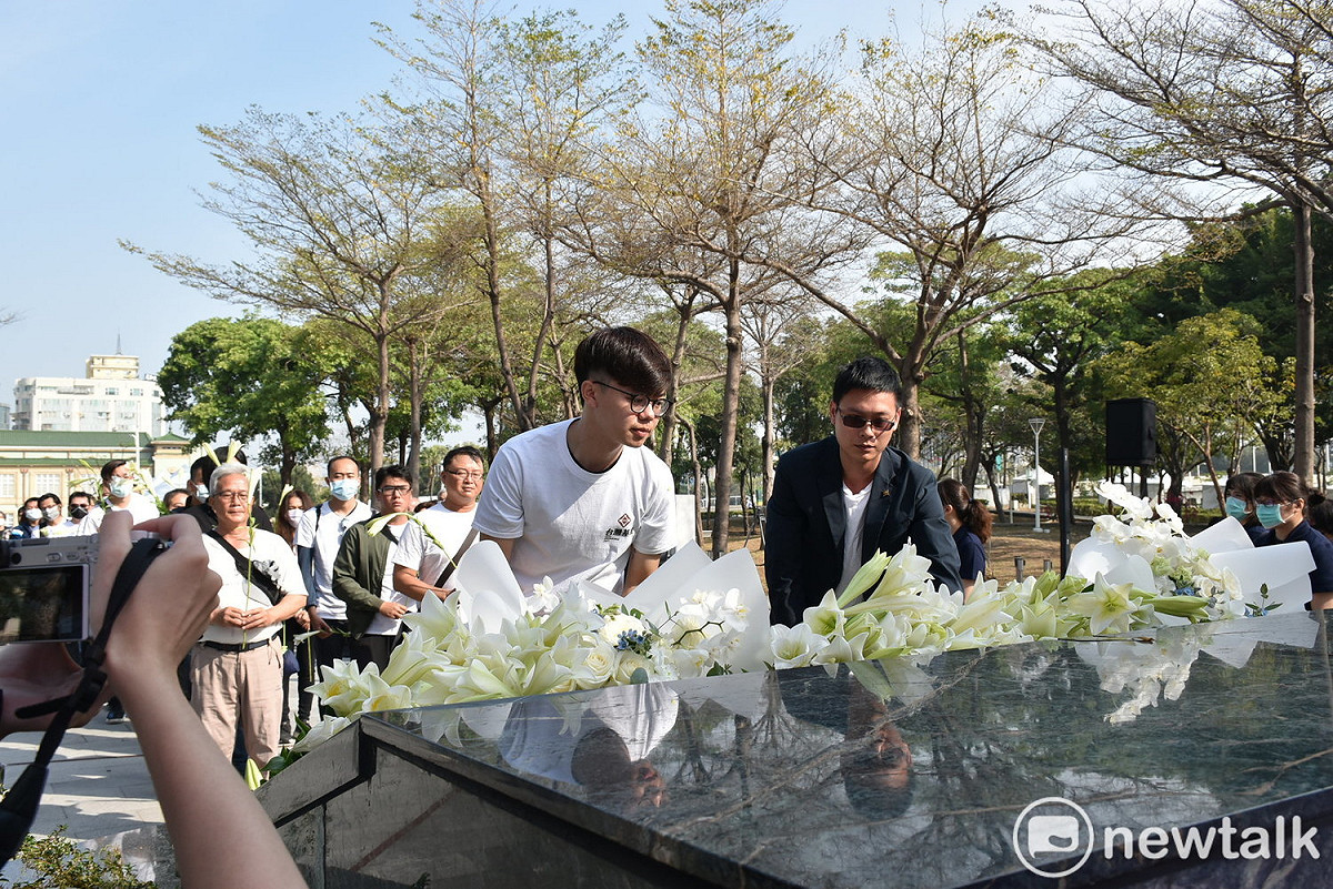 台灣基進列隊在紀念碑前獻花。 圖：孫家銘/攝