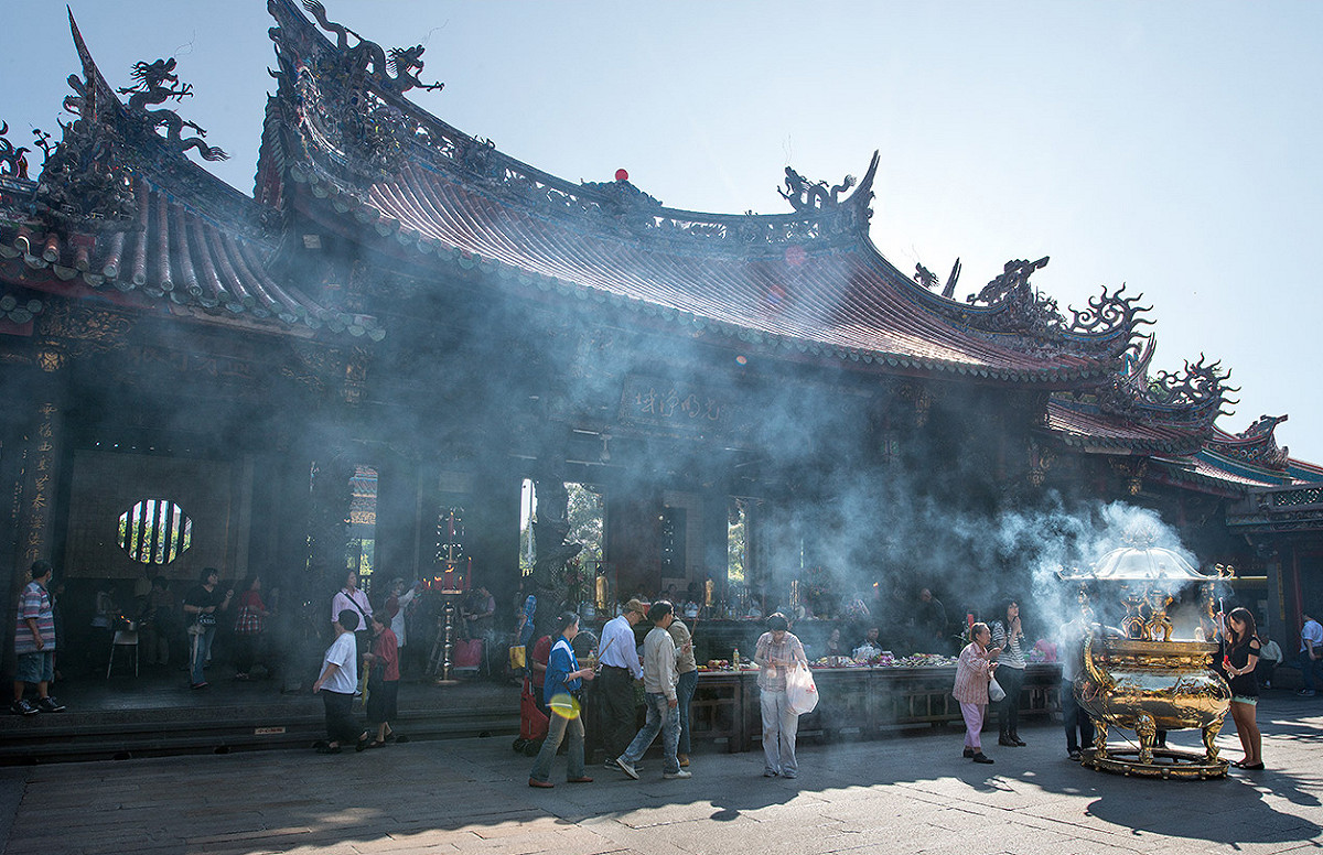 龍山寺從3/13起不再提供香枝，也禁止自行攜帶入寺。 圖：翻攝自觀光局網站