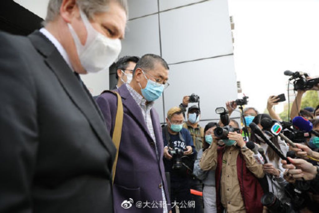 「壹傳媒」創辦人黎智英今早被香港警察逮補，約中午時段才保釋，預計５月５日將在法院開庭。 圖：翻攝自微博（資料照）