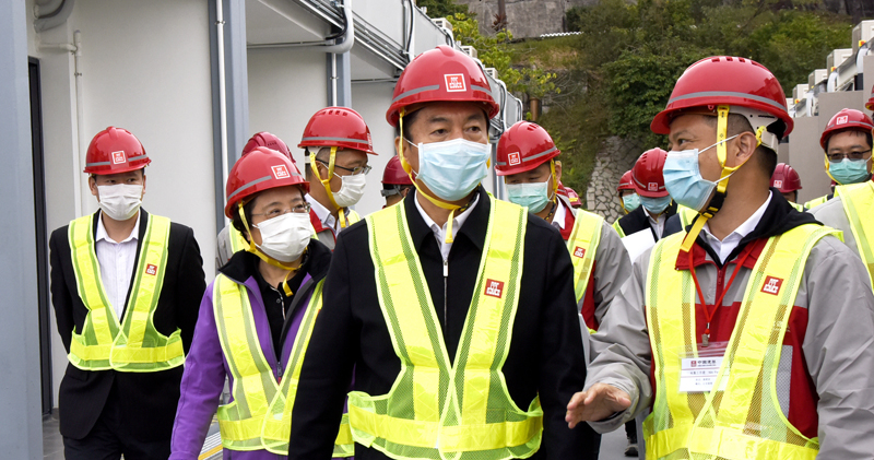 有「港版火神山」之稱的鯉魚門公園度假村隔離營，以組合屋方式興建352個隔離單位，首批A區118個單位。28日落成交付港府有關部門使用。香港中聯辦主任駱惠寧特別到場視察。 圖：翻攝香港中聯辦官網