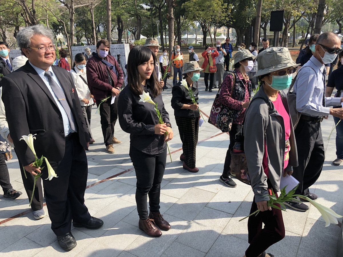 黃捷穿著黑衣黑褲，以嚴肅沉痛的心情出席二二八追思會。 圖：翻攝自黃捷臉書