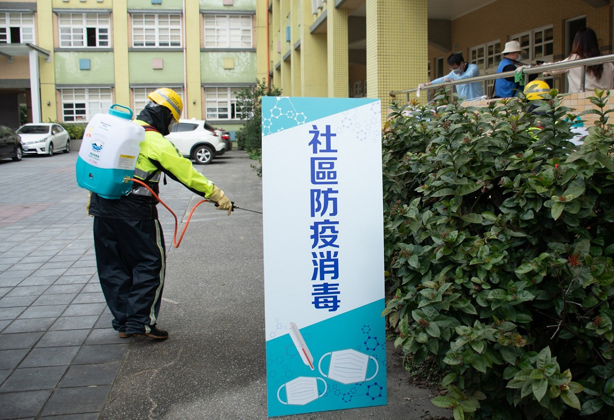 社區自主防疫演練進行消毒工作。 圖：桃園市政府／提供