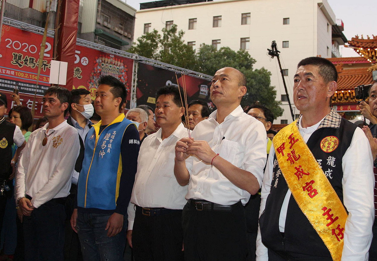 韓國瑜(右二)在大甲媽2月15日駐駕五甲龍成宮時，曾前往參拜。 圖：高雄市政府/提供（資料照片）