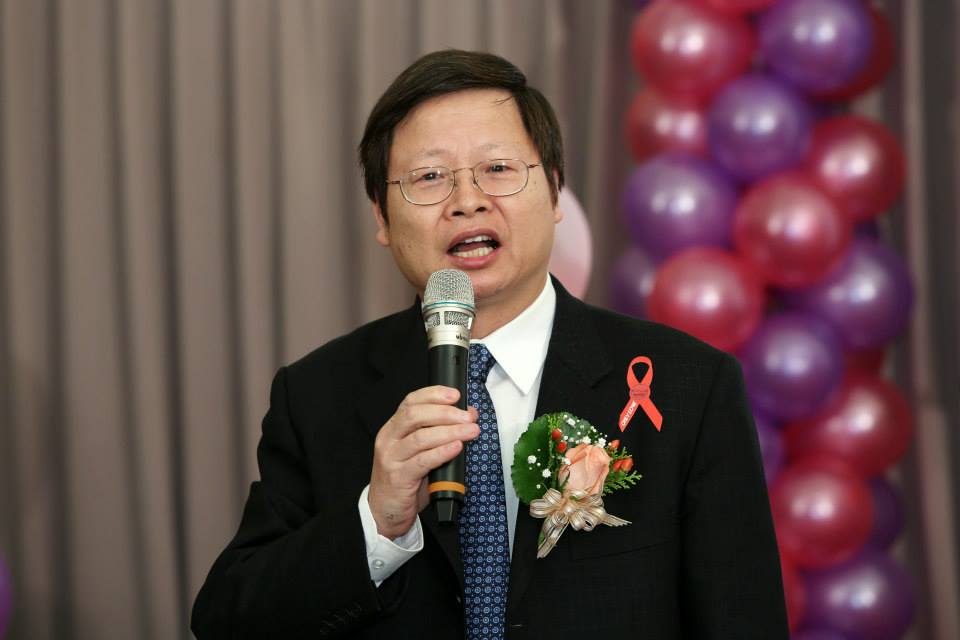 前疾管署署長、三總感染科主任張峰義坦言，其實早在北部老翁群聚事件造成一名看護感染時，疫情就有點進入照護體系的味道。 圖：取自財團法人國紹泌尿科學基金會臉書