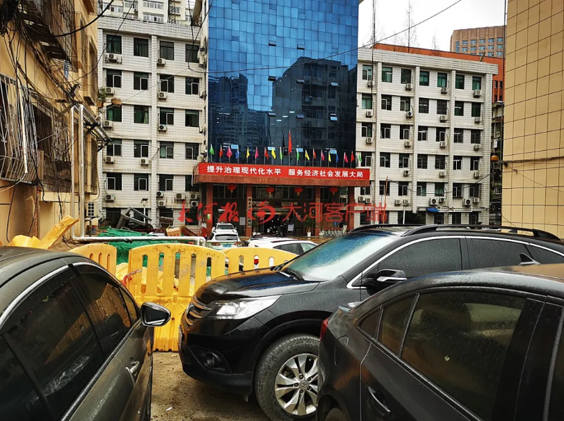 湖北監獄管理局前的巷子停滿了車。 圖：翻攝自大河報