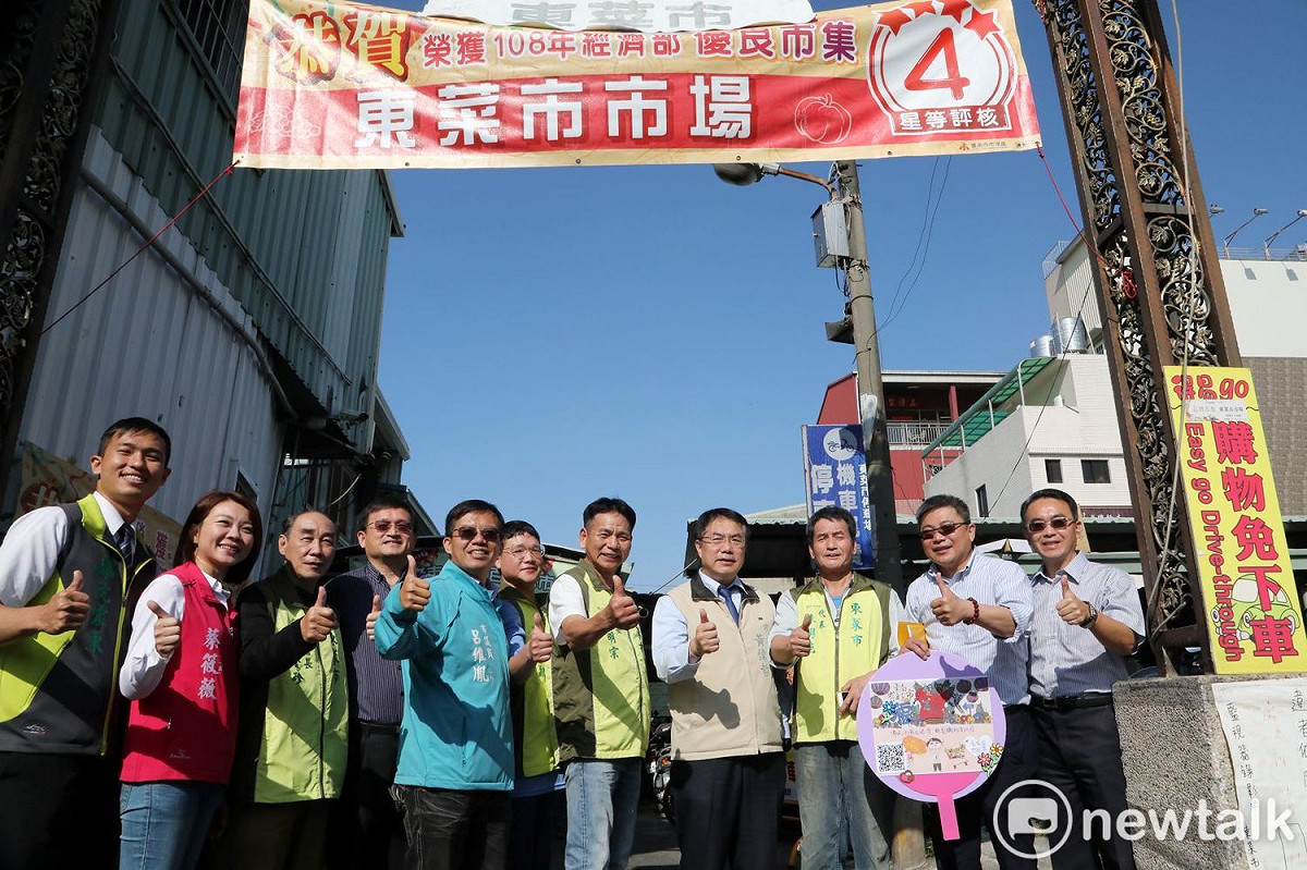 新冠肺炎疫情持續升溫，為落實傳統市場環境衛生，台南市長黃偉哲率經發局長陳凱凌、衛生局長陳怡巡視東菜市公有市場宣導勤洗手防疫觀念。 圖：黃博郎／攝