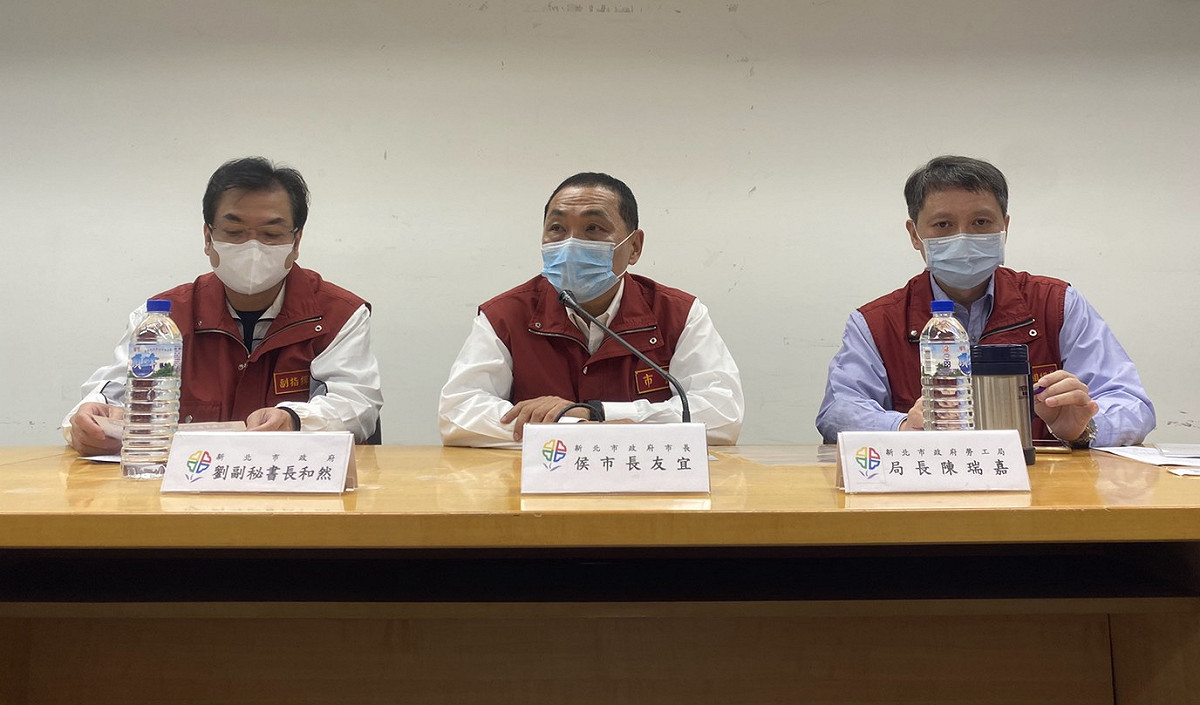 新北市長侯友宜宣導新北市30家外籍移工仲介業者。 圖 : 新北市政府/提供