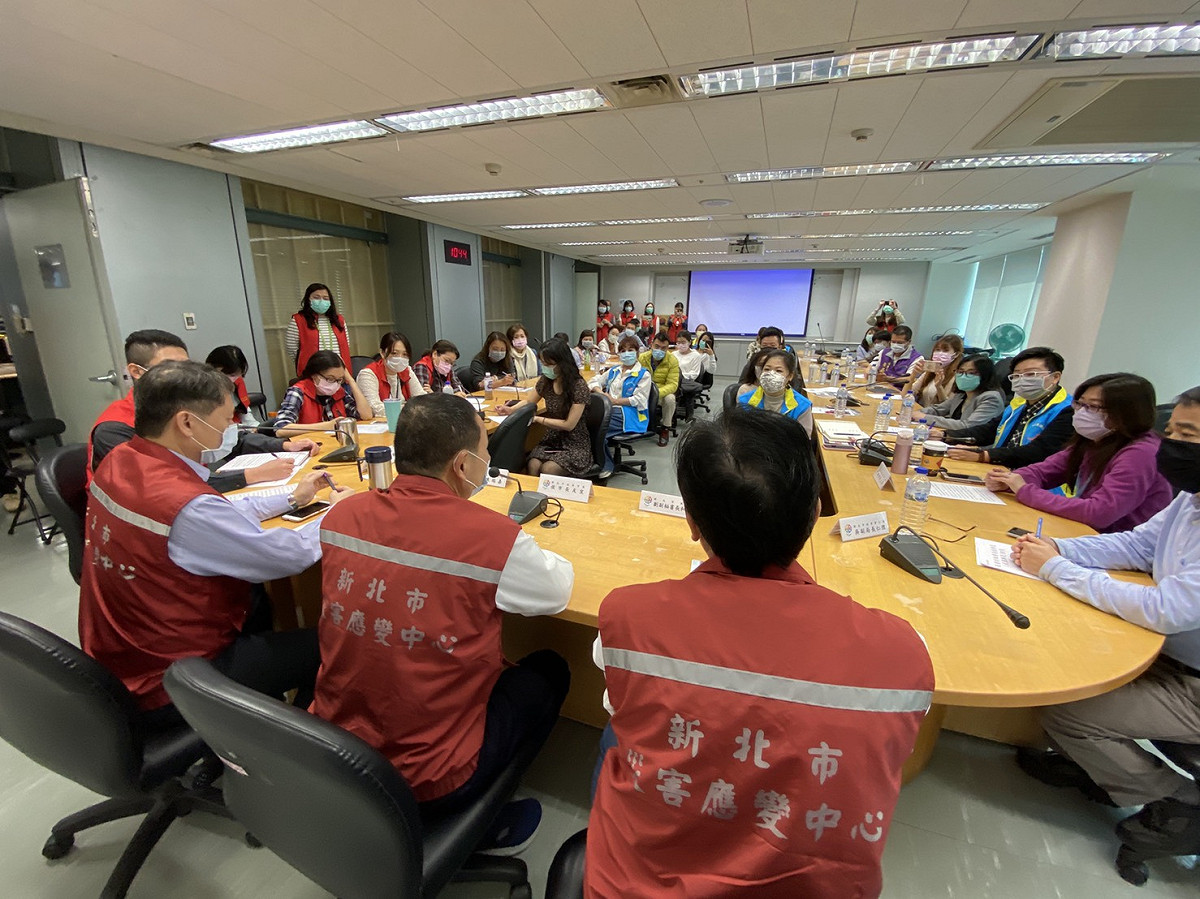 新北市長侯友宜宣導新北市30家外籍移工仲介業者。 圖 : 新北市政府/提供