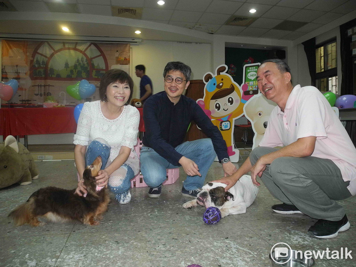 新北市動保處去年舉辦愛貓狗派對，陳淵泉（右起）、農業局長李玟與動保人士樂開懷。 圖：王峻昌/攝
