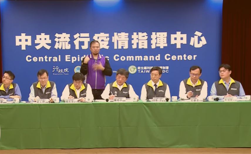 教育部表示，醫事相關科系學生實習條件會從寬認定，不影響學生權利。 圖：翻攝自疾管署直播影片