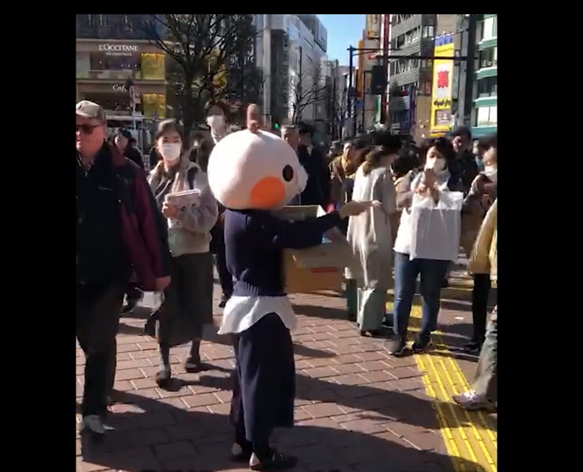 中國人女網紅在數名中國男性協助下在東京街頭發口罩，說是對日本的報恩，三天就在微博獲得二萬次以上點閱。 圖：攝自微博