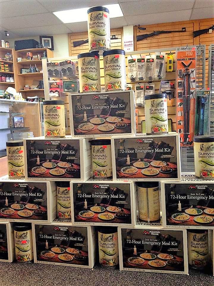 槍店開始搭售72小時緊急膳食包套餐。 圖：翻攝自「beebee星球」