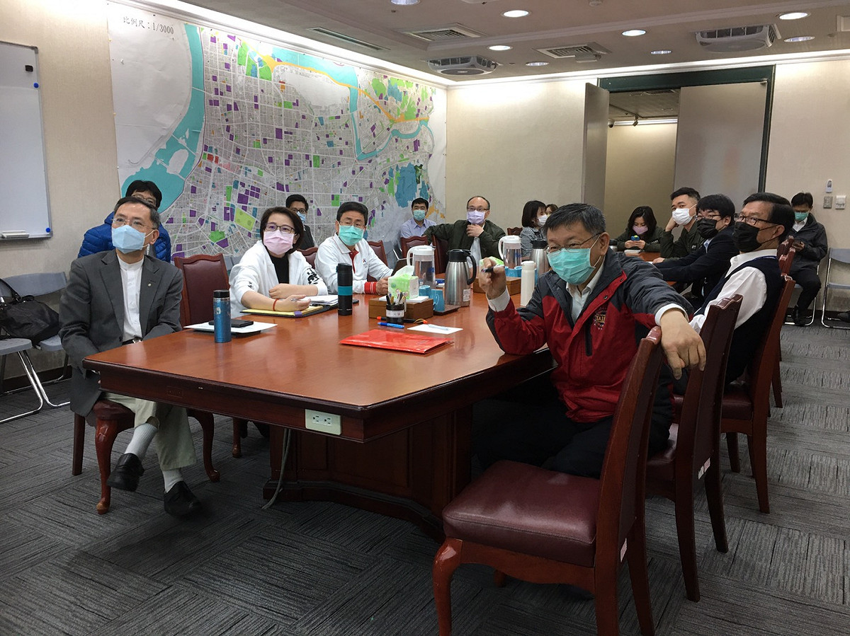 台北市長柯文哲遭傳感染武漢肺炎就醫，北市府嚴正澄清，且柯今照常上班、開晨會。 圖：北市府 ／ 提供