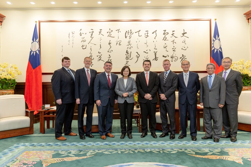 美國參議員賈納德（左三）一向友台，他力主美方應派高級官員代表團祝賀蔡英文（左四）連任就職。 圖：翻攝自蔡英文推特