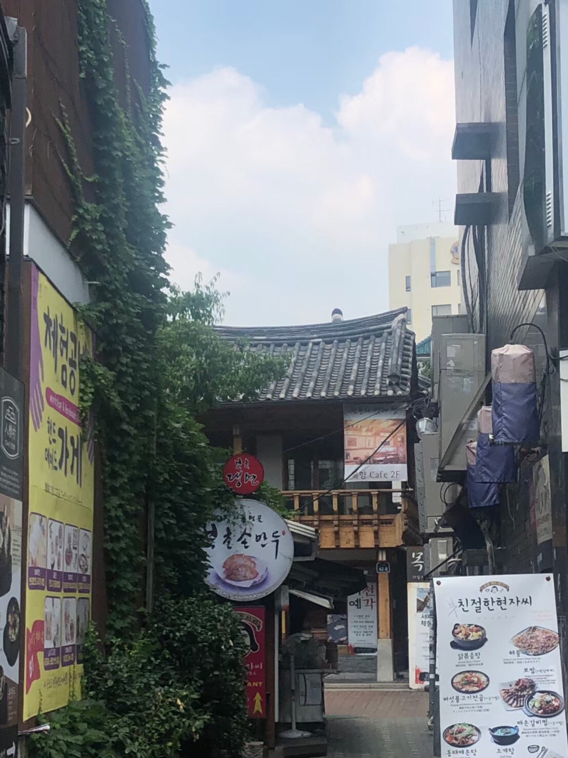韓國因為武漢肺炎疫情嚴峻，近一周航班載客量比去年同期衰退7成。 圖：許斯婷／提供