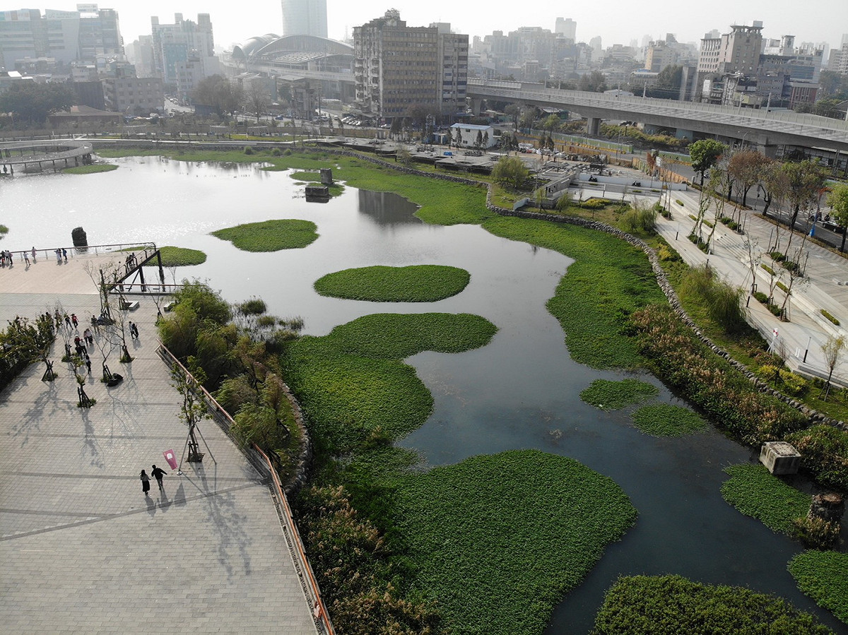 星泉湖位於台中市帝國糖廠湖濱公園內，水位會隨地下水消長，是會呼吸的湖泊。 圖：台中市政府／提供