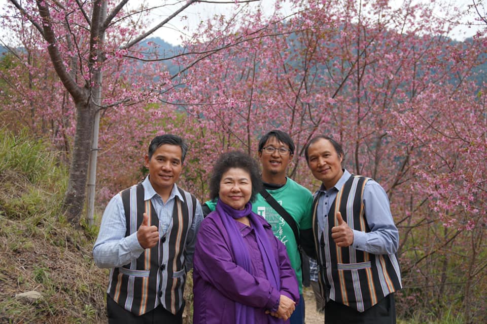總統府秘書長陳菊（左2）今年228在司馬庫斯度過，與部落族人合影。 圖：擷自陳菊臉書
