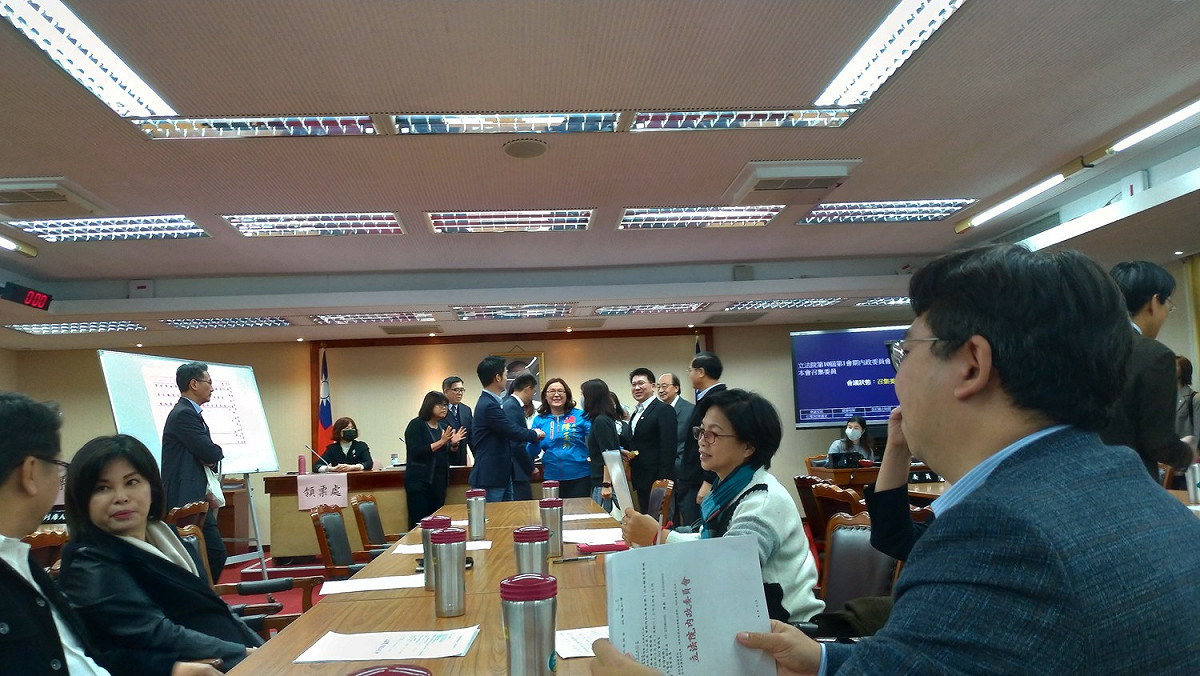 陳玉珍抽中後，國民黨立委歡呼。 圖:陳佩君/攝
