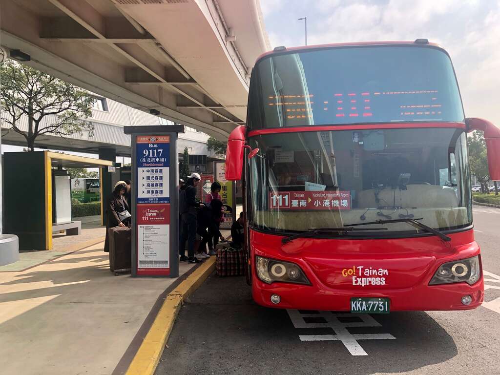 因為武漢肺炎疫情衝擊，小港機場國際航班縮減，台南-小港機場快線公車從3/14起取消部分班次。 圖：翻攝自台南旅遊網