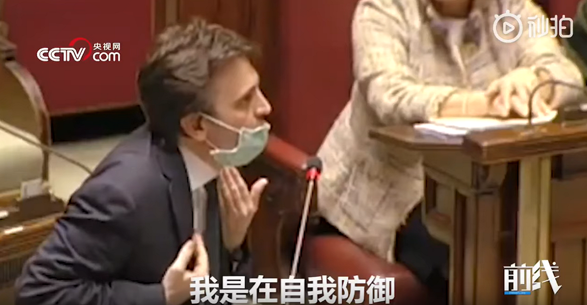 義大利議員馬特奧達索戴口罩進議會質詢，卻被當眾取笑。 圖：翻攝自YouTube