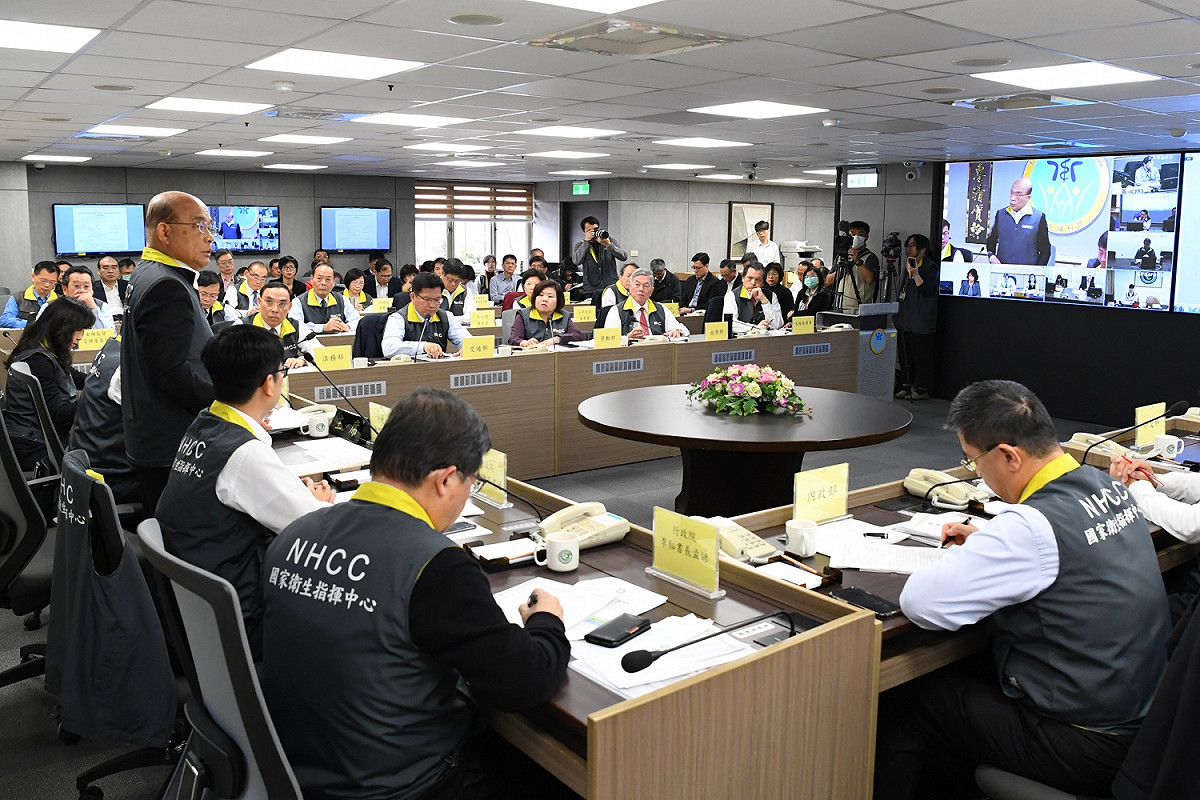 行政院長蘇貞昌視察中央流行疫情指揮中心。 圖：行政院提供