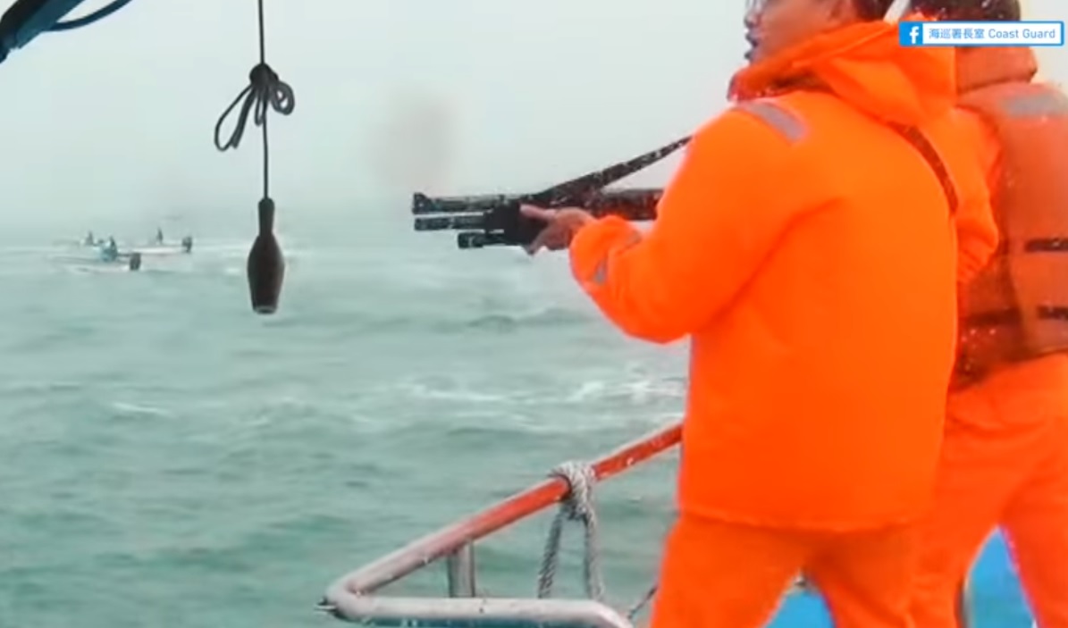 金門海巡隊與第九岸巡隊，會同金門縣政府水試所，組成護漁船隊，前往檳榔嶼海域針對中國漁船越界捕撈進行驅離行動。 圖：翻攝自海巡署長室臉書