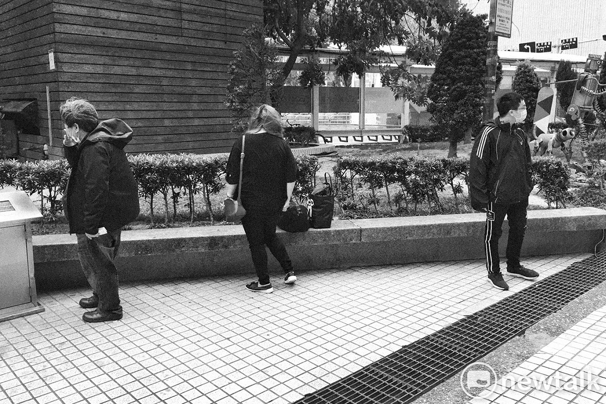 抽菸的民眾也各自保持一公尺以上的距離。 圖：張良一/攝