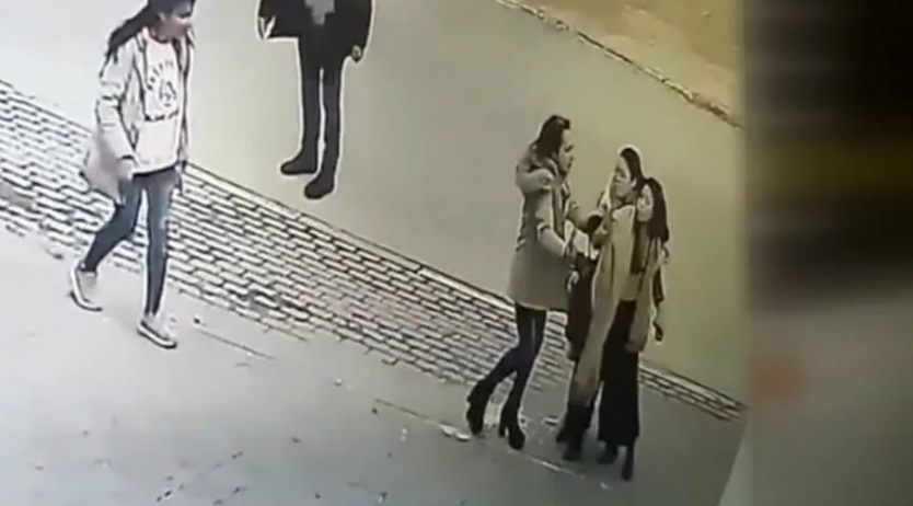 巴勒斯坦一名日本女性被路過的當地人嘲笑為「武漢病毒」，雙方爆發肢體碰觸。 圖：翻攝自環球時報